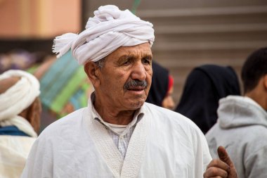 Erfoud, Fas - 19 Ekim 2019: Bin Kasbalı Yolu 'nun yerel sakinleri sokaklarda, Fas, Afrika' da faaliyetlerinde bulundu.