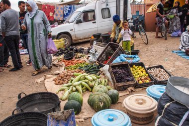 Erfoud, Fas - 19 Ekim 2019: Bin Kasbalı Yolu 'nun yerel sakinleri sokaklarda, Fas, Afrika' da faaliyetlerinde bulundu.