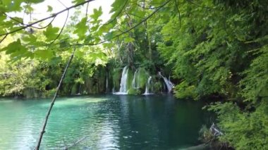 Hırvatistan 'ın Plitvice Gölleri Ulusal Parkı' nda turkuaz suyla şelalenin görkemli manzarası. Avrupa. Hırvatistan 'ın en eski ve en büyük ulusal parklarından biri. UNESCO Dünya Mirası