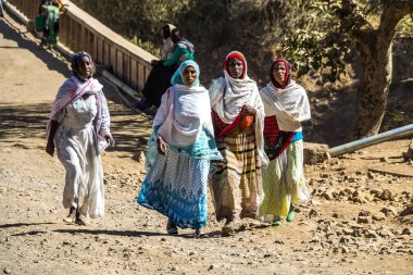 Aksum, Etiyopya - Şubat 08, 2020: Etiyopya halkı Axum 'dan Simien dağlarına, Kuzey Etiyopya, Afrika.