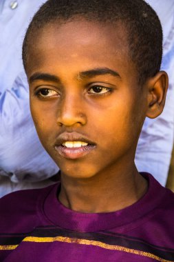 Aksum, Etiyopya - Şubat 08, 2020: Axum 'dan Simien dağlarına giden yolda Etiyopyalı çocuk, Kuzey Etiyopya, Afrika.