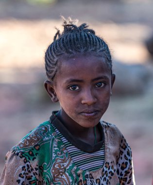 Aksum, Etiyopya - Şubat 08, 2020: Axum 'dan Simien dağlarına giden yolda Etiyopyalı kız, Kuzey Etiyopya, Afrika.