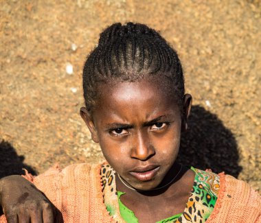 Aksum, Etiyopya - Şubat 08, 2020: Axum 'dan Simien dağlarına giden yolda Etiyopyalı kız, Kuzey Etiyopya, Afrika.