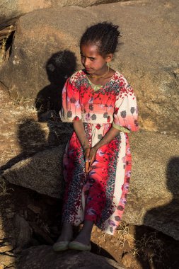 Aksum, Etiyopya - Şubat 08, 2020: Axum 'dan Simien dağlarına giden yolda Etiyopyalı kız, Kuzey Etiyopya, Afrika.