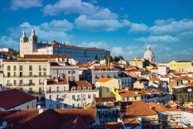 Sao Vicente de Fora Manastırı ve Ulusal Panteon Kubbesi Alfama Bölgesi çatılarıyla Portas do Sol Belvedere 'den görüldü. Lizbon, Portekiz.