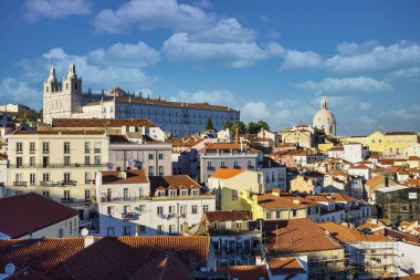 Sao Vicente de Fora Manastırı ve Ulusal Panteon Kubbesi Alfama Bölgesi çatılarıyla Portas do Sol Belvedere 'den görüldü. Lizbon, Portekiz.