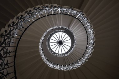 Süpürme Lale Merdivenleri, Greenwich 'teki Queen' s House 'un orijinal özelliklerinden biridir. 17. yüzyılda inşa edilen bu merdiven, İngiltere 'deki ilk geometrik kendini destekleyen spiral merdivendi..