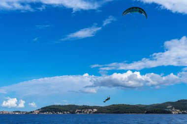 Viganj, Hırvatistan - 15 Haziran 2020: Avrupa 'daki Korcula, Dalmaçya, Hırvatistan manzaralı Viganj plajında tanımlanamayan rüzgar sörfçüsü