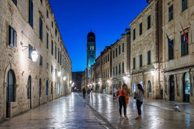 Dubrovnik, Hırvatistan - 20 Haziran 2020: Hırvatistan 'ın eski Dubrovnik kenti Dalmaçya' nın Unesco dünya mirası Stradun Caddesi gece aydınlandı