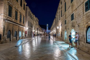 Dubrovnik, Hırvatistan - 20 Haziran 2020: Hırvatistan 'ın eski Dubrovnik kenti Dalmaçya' nın Unesco dünya mirası Stradun Caddesi gece aydınlandı