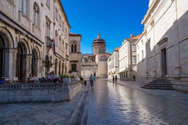 Dubrovnik, Hırvatistan - 21 Haziran 2020: Eski Dubrovnik Şehri. Hırvatistan 'ın Dalmaçya bölgesindeki ortaçağ kasabasının dar sokakları