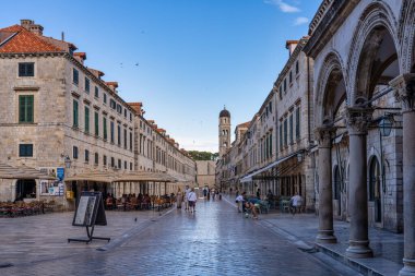 Dubrovnik, Hırvatistan - 21 Haziran 2020: Stradun Caddesi, Hırvatistan 'ın Dubrovnik kentinin eski dünya mirası