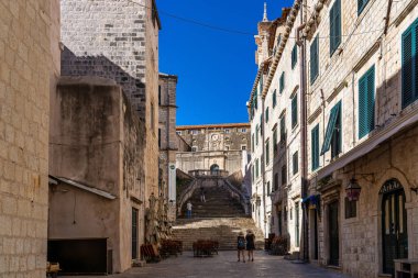 Dubrovnik, Hırvatistan - 21 Haziran 2020: Cizvitlerin merdiveni, Gunduliç Meydanı 'ndan Collegium Ragusinum ve St. Ignatius Kilisesi' nin önündeki meydana çıkan büyük merdiven. Utanç yürüyüşü merdiveni