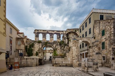 Split, Hırvatistan - 22 Haziran 2020: Hırvatistan 'ın Split kentindeki Diocletian Sarayı' nın doğu girişi
