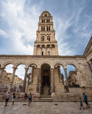 Split, Hırvatistan - 22 Haziran 2020: Diocletian sarayı harabeleri ve katedral çan kulesi, Hırvatistan 'ın Dalmaçya kentinde bölündü