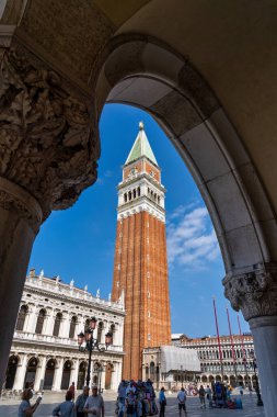 Venedik, İtalya - 30 Haziran 2020: Campanile ve Saint Mark Bazilikası ile San Marco Meydanı. Eski kasabanın ana meydanı. Venedik, İtalya.
