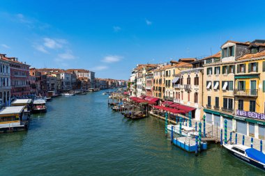 Venedik, İtalya - 30 Haziran 2020: Venedik Büyük Kanalı gondollu, İtalya yazın, Avrupa