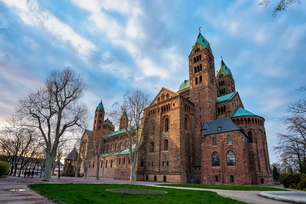 Speyer, Almanya - 14 Mar 2020: Speyer, Almanya 'daki Katedral. Resmi olarak Hüküm ve Aziz Stephen 'ın İmparatorluk Katedrali Bazilikası ya da Almanca' da kısaca Dom zu Speyer.