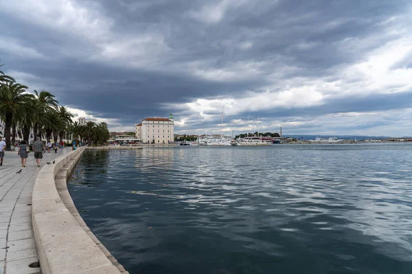 2020年6月22日クロアチア分割 スプリツカ川遊歩道 ヤシの木 クロアチア分割の港とディオクレティアヌス宮殿の間 — ストック写真