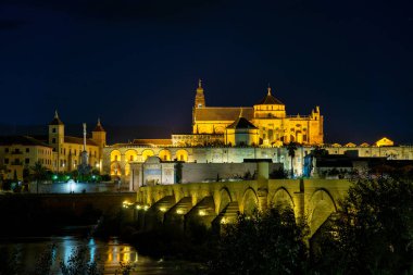 Mezquita-Katedral ve Puente Romano - Cami-Katedral ve Cordoba 'daki Roma Köprüsü, Endülüs, İspanya