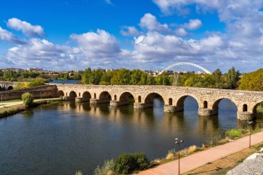 Tarihi Köprü, Romalılar tarafından inşa edilmiş. İspanya 'nın Extremadura bölgesindeki Guadiana Nehri üzerinde kalan en uzun Roma köprüsü. Puente Romano, Roma Köprüsü 'nün İspanyolca adıdır..