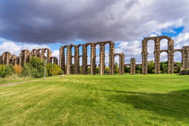 Acueducto de los Milagros, Merida, Extremadura, İspanya 'daki Mucizevi Aqueduct Roma su kemeri köprüsü olup bugün İspanya' nın başkenti Emerita Augusta 'daki Roma kolonisine su sağlamak için inşa edilmiştir..