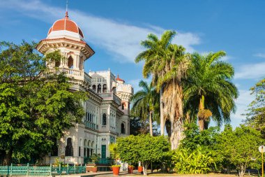 Cienfuegos, Küba - Mar 01, 2020: The Palacio de Valle Punta Gorda, Cienfuegos, Küba. Saray uzak doğu mimarisinden ve önemli bir dönüm noktasından esinlenmiştir..