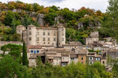 Güney Fransa, Ardeche 'deki ortaçağ Vogue kasabasındaki taş kale.