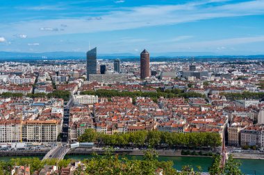 Saone Nehri 'nden Lyon şehri. Renkli evler ve nehirler, Avrupa' da Fransa.