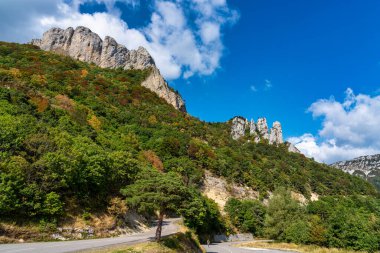 Fransız kırsalında. Albay de Rousset. Vercors 'un tepelerinin panoramik manzarası, Marly Hills ve vadi Val de Drome, Fransa