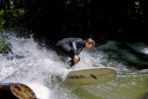 München Németország 2019 Július Szörfös Városi Folyóban München Híres Eisbach — Stock Fotó