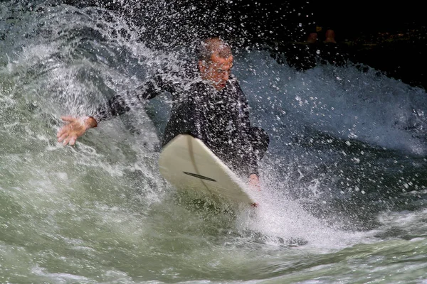 München Németország 2019 Július Szörfös Városi Folyóban München Híres Eisbach — Stock Fotó