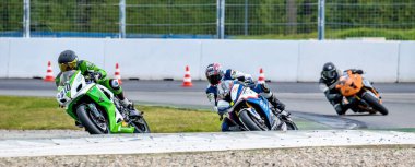 Hockenheim, Almanya - 27 Haziran 2019: Baden-Wurttemberg yarış merkezinde ya da Hockenheimring 'de motosiklet yarışı, Hockenheim şehrinde insanlar için bir yarış pisti