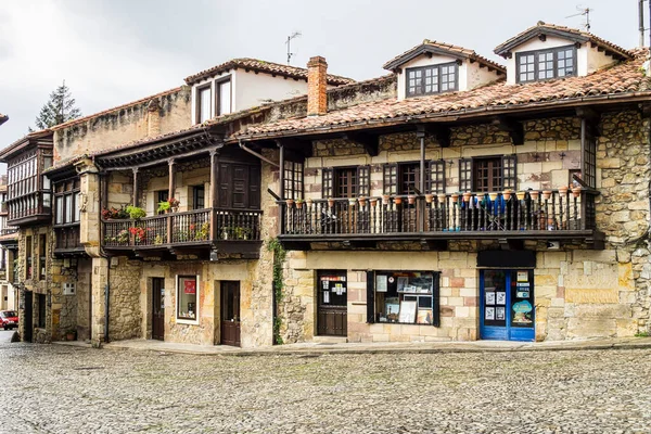 Utsikt Över Fasad Med Traditionella Trägallerier Brunt Comillas Kantabrien Spanien — Stockfoto