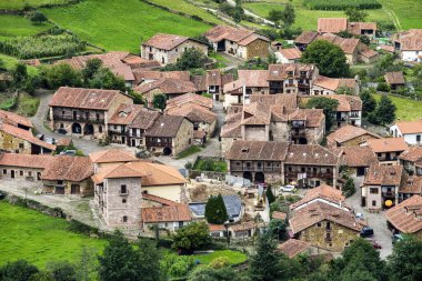 Carmona köyü, Cabuerniga vadisi, Cantabria, İspanya.