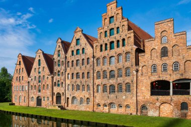 Almanya 'da Lubeck, Avrupa' daki Eski Şehir İskelesi mimarisinin günbatımı manzarası