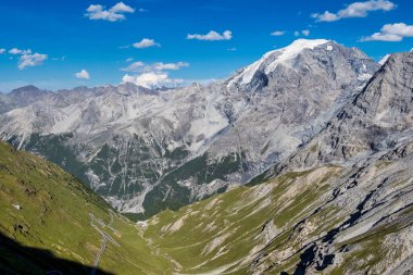 İtalya, Stelvio Ulusal Parkı. Ortler Alpleri 'ndeki Stelvio Geçidi' ne giden ünlü yol. Alp manzarası.
