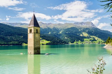 Güney Tyrol, İtalya 'daki Reschen Gölü' ndeki meşhur çan kulesi Lago di Resia. 2. Dünya Savaşı sırasında bir baraj inşa edildi ve köyü sular altına bıraktı, sadece kule hala görünür durumda..
