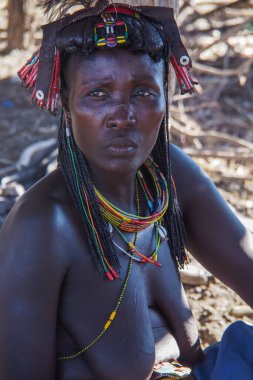 Opuwo, Namibya - Temmuz 07, 2019: Himba köyünde tipik kolye ve saç stiline sahip tanımlanamayan Himba kadını