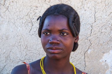 Opuwo, Namibya - Temmuz 07, 2019: Himba köyünde tipik kolye ve saç stiline sahip tanımlanamayan Himba kadını