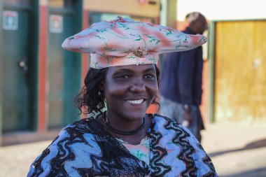 Opuwo, Namibya - Temmuz 07, 2019: Opuwo 'da geleneksel giyinmiş Kahraman Kadın. Namibya. Bugün 240.000 üyeyle birlikte Bantu grubuna mensup olan Herero..