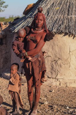 Opuwo, Namibya - Temmuz 08, 2019: Himba köyünde tipik kolye ve saç stiline sahip tanımlanamayan Himba kadını