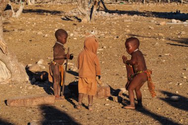 Opuwo, Namibya - Temmuz 08, 2019 Himba 'nın bir köyünde oynayan kimliği belirsiz genç Himba çocukları