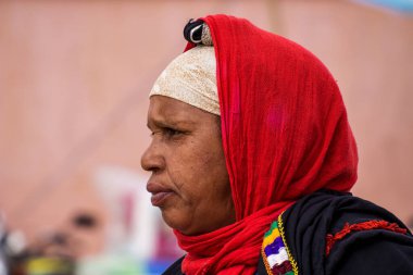 Erfoud, Fas - 19 Ekim 2019: Bin Kasbalı Yolu 'nun yerel sakinleri sokaklarda, Fas, Afrika' da faaliyetlerinde bulundu.