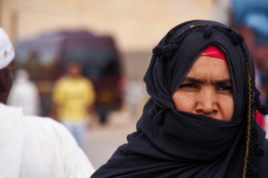 Erfoud, Fas - 19 Ekim 2019: Bin Kasbalı Yolu 'nun yerel sakinleri sokaklarda, Fas, Afrika' da faaliyetlerinde bulundu.