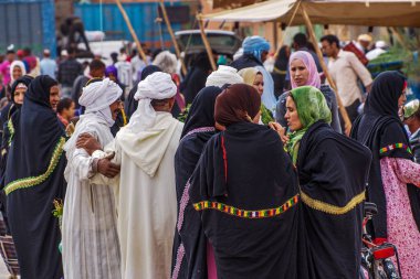 Erfoud, Fas - 19 Ekim 2019: Bin Kasbalı Yolu 'nun yerel sakinleri sokaklarda, Fas, Afrika' da faaliyetlerinde bulundu.