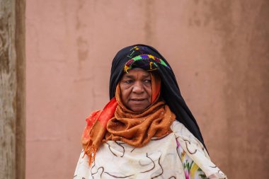 Erfoud, Fas - 19 Ekim 2019: Bin Kasbalı Yolu 'nun yerel sakinleri sokaklarda, Fas, Afrika' da faaliyetlerinde bulundu.