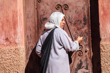 Dades Gorge, Fas - 20 Ekim 2019: Fas 'taki Atlas Dağları' ndaki Dades Nehri boğazında yaşayan berberler. Dades Boğazı 'nın derinliği 200 ile 500 metre arasında..