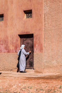 Dades Gorge, Fas - 20 Ekim 2019: Fas 'taki Atlas Dağları' ndaki Dades Nehri boğazında yaşayan berberler. Dades Boğazı 'nın derinliği 200 ile 500 metre arasında..