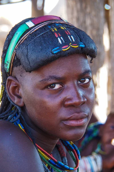 Opuwo, Namibya - Temmuz 07, 2019: Himba köyünde tipik kolye ve saç stiline sahip tanımlanamayan Himba kadını